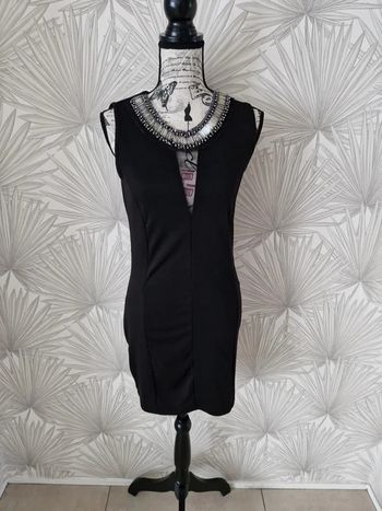 Jolie robe chic et sexy avec perles à l'encolure Mim taille 38