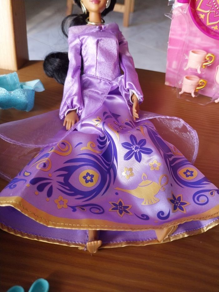 Poupée Jasmine en robes violette et verte + service à thé- Coffret de poupées Aladdin Disney - photo numéro 9