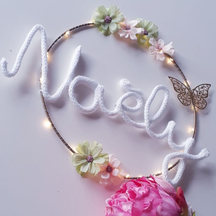 Décoration murale couronne fleur prénom personnalisé tricotin fait main guirlande lumineuse chambre bébé - photo numéro 4