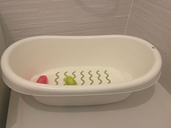 Baignoire et petits bateaux pour le bain