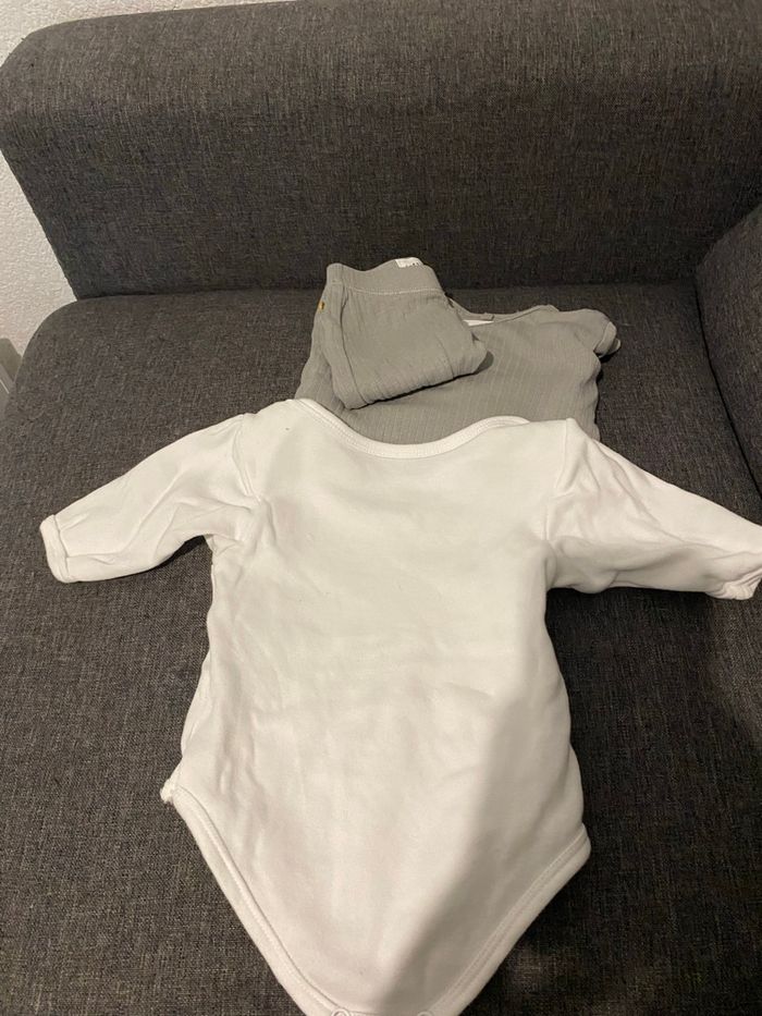 Lot bodies et pantalon - photo numéro 7