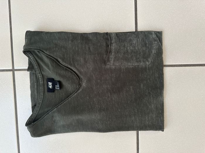 tee shirt kaki col V taille 34 H&M avec petite poche - photo numéro 6