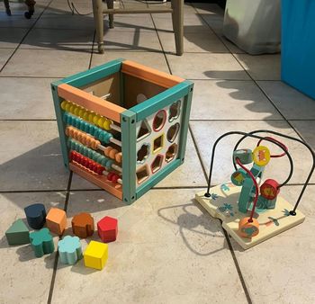 Petit cube d'activité en bois