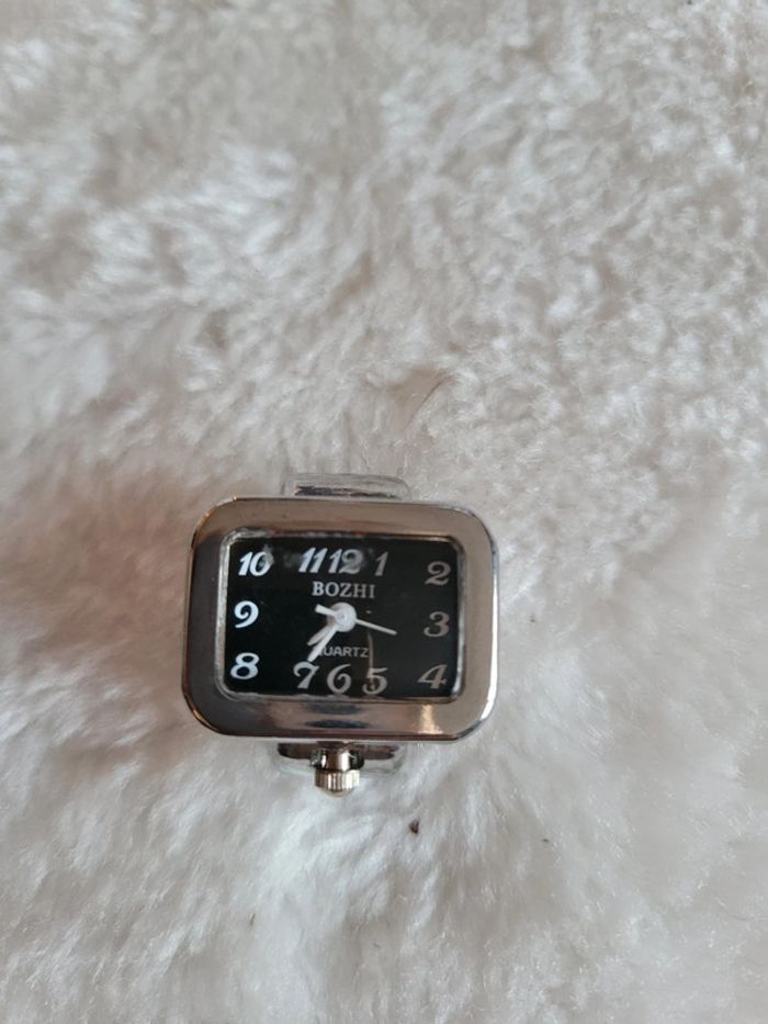 Bague montre silver rectangulaire fond noir - photo numéro 4