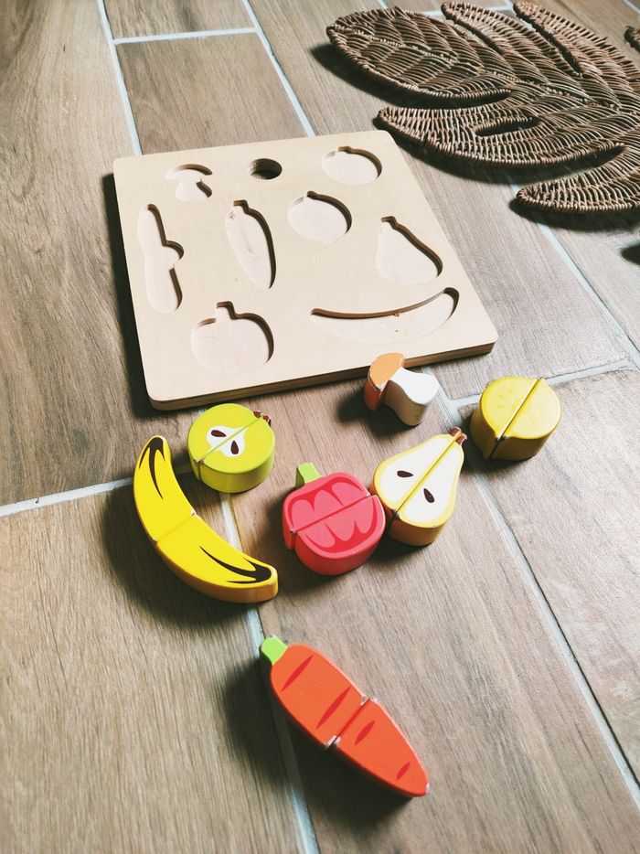 🥕Dinette puzzle 2 en 1 fruits et légumes aimantés sur plateau en bois  marque Janod - photo numéro 3