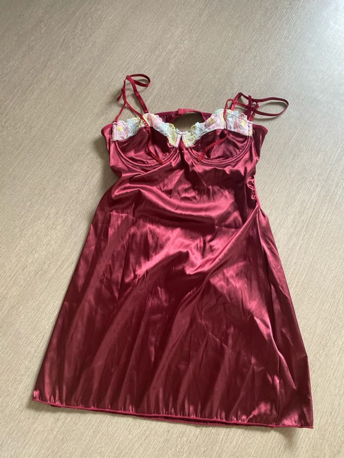 Nuisette rouge foncé taille xl mais taille petit