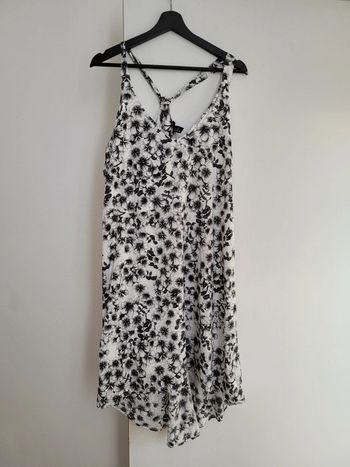 Robe courtes avec bretelles. Taille 42 H&M