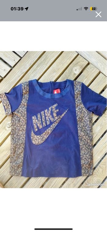 t-shirt Nike de la collection sportswear casual Y2K.