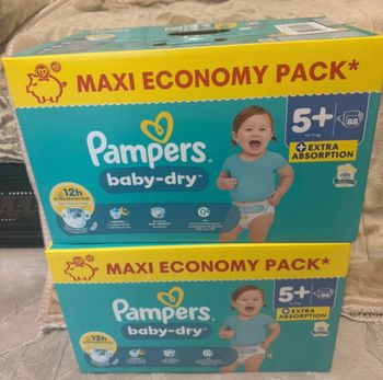 Deux cartons de couches Pampers taille 5 normal