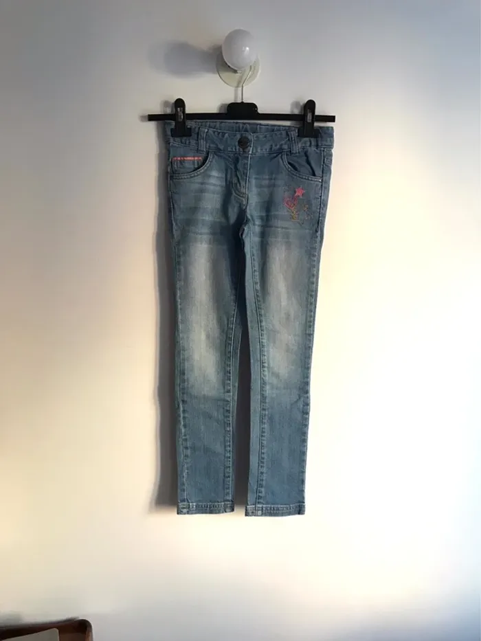 Jeans 8 ans à broderies étoilées