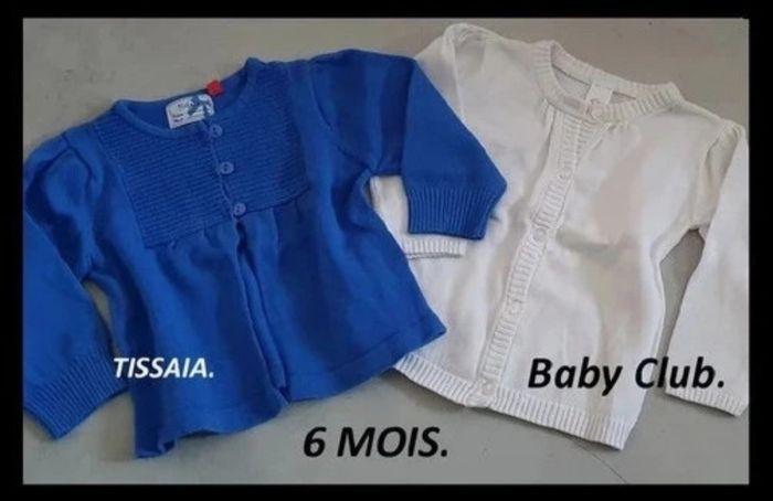 Lot de 3 T-shirts filles + 2 gilets taille 6 Mois.