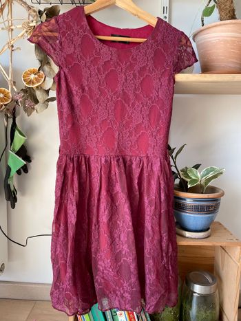 robe en dentelle bordeaux manche courte