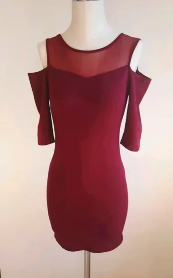 Robe cintrée,epaules dénudées, bordeaux - small
