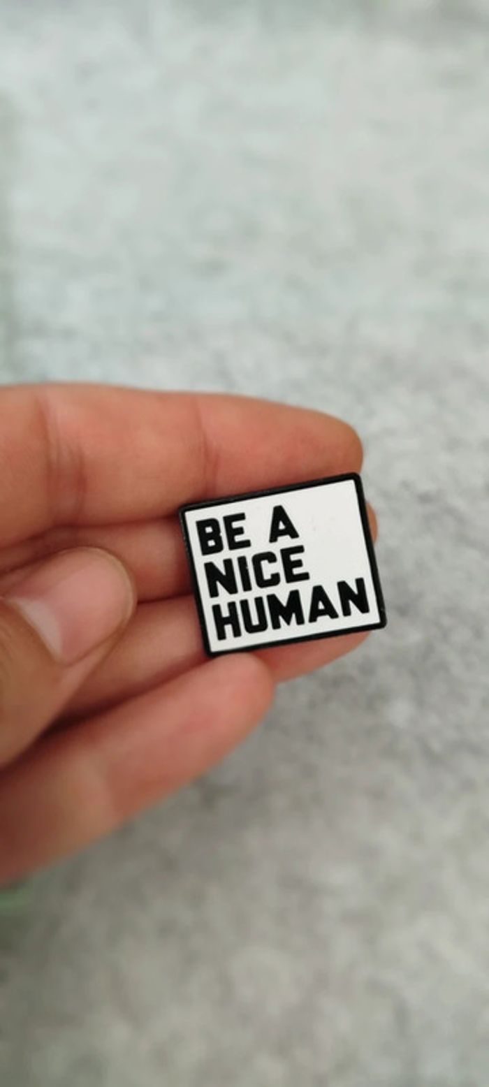 🍄 pin's be a nice human - photo numéro 2
