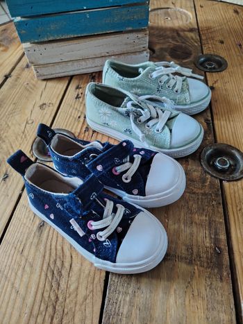 Lot 2 paires baskets fille taille 22