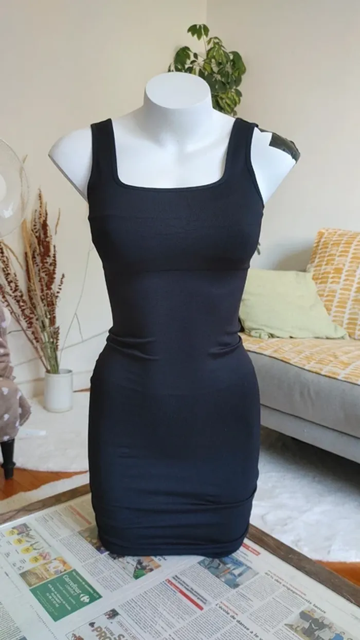 Mini robe moulant gainant noir côtelé mi-cuisse