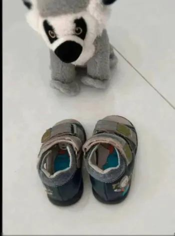 Sandale tchoupi taille 19 à scratch