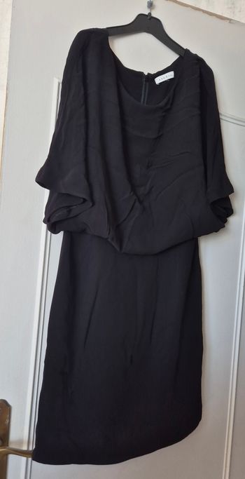 Robe Sandro taille 36 S noir, haut drapé manche chauve souris