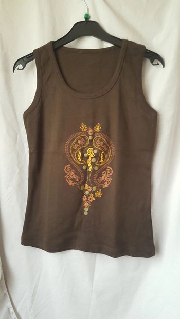 Petit débardeur sympa .Plus d étiquette mais la taille est 38/40