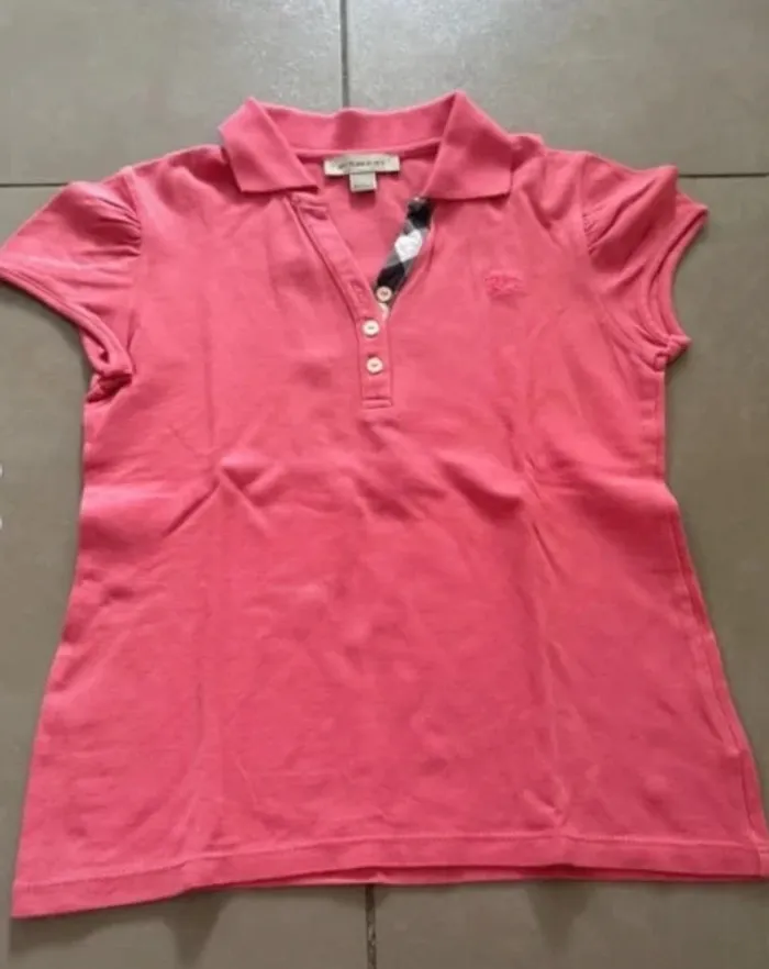 👑 Polo Burberry rose - Taille 8 ans - pour les mini queens au goût très sûr ! 🌸