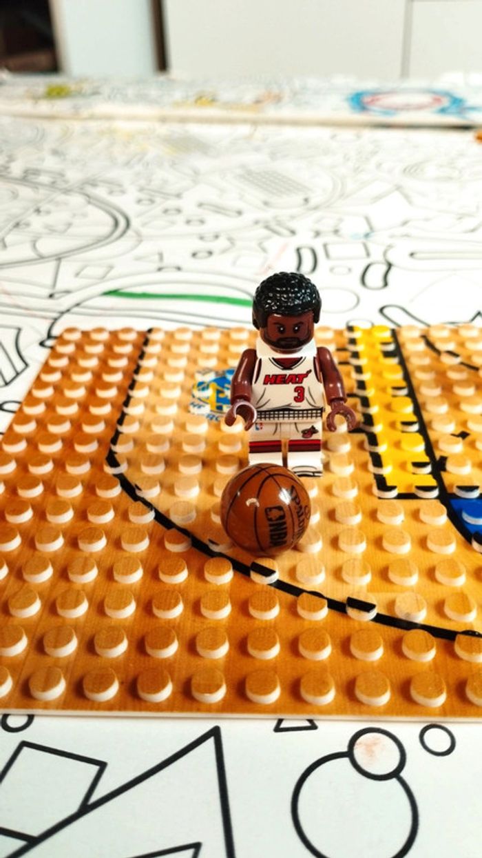 Ensemble de 3 joueurs de basket Lego Jordan O'Neal Wade + terrain NBA - photo numéro 3