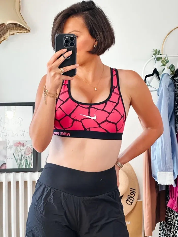 Brassière de sport Nike rose et noire taille 36 - photo numéro 2