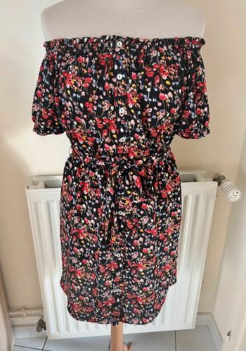 Robe fleurie, noire et rouge, Forever21