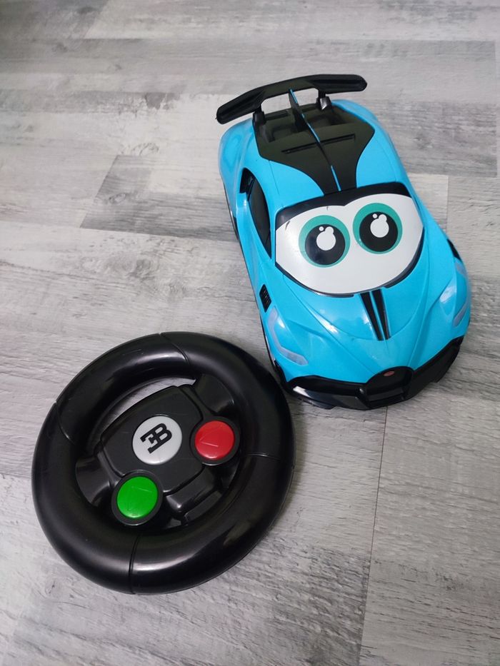 Voiture télécommandée avec volant