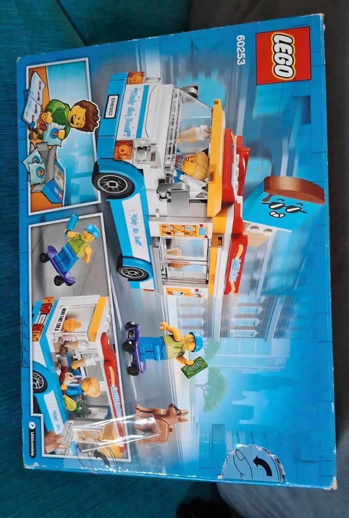 Le camion de marchandise de glaces LEGO city - photo numéro 2