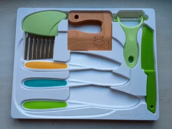 Set de 8 couteaux sécurisés avec planche à découper pour enfants - jouet Montessori