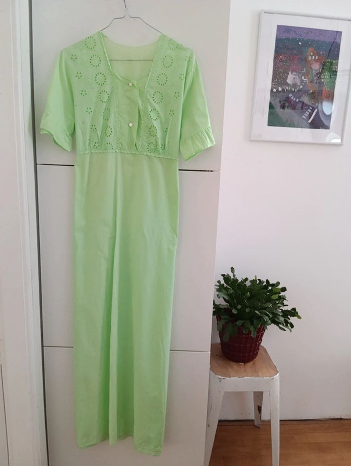 Chemise de nuit vintage à porter en robe
taille estimée à confirmer avec les mesures.