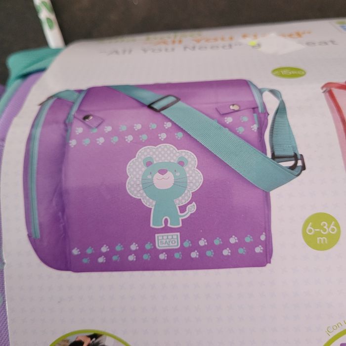 Sac avec rehausseur de chaises neuf avec poche isotherme idéal pour les promenade gain de place