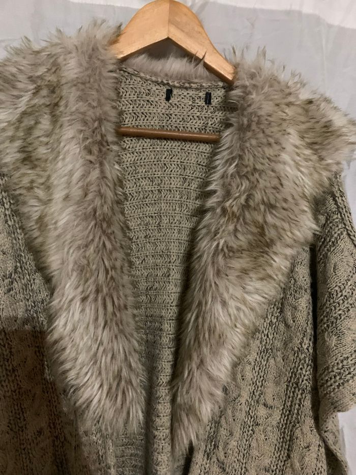 Veste épaisse longue Oversize manches courtes taille 42-44 très bon état col fausse fourrure