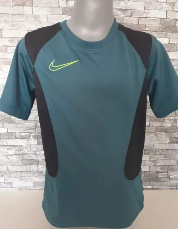 TEE Shirt Nike Taille 8/10 ans