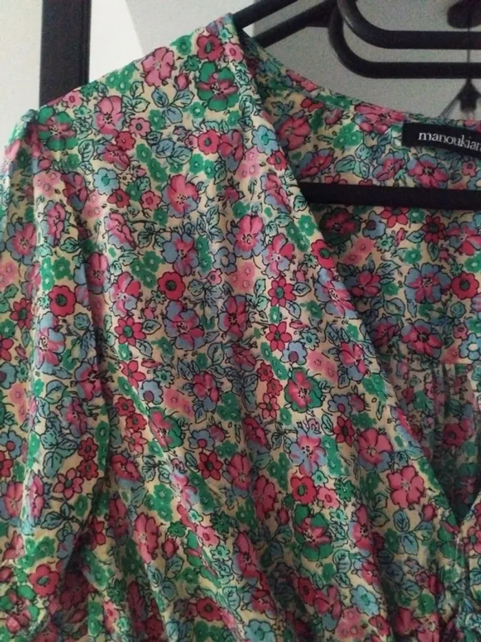 Jolie robe courte asymétrique fleurie col V taille S - photo numéro 2