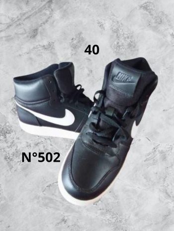 N°502 Basket noir/blanc montante P40. Nike.