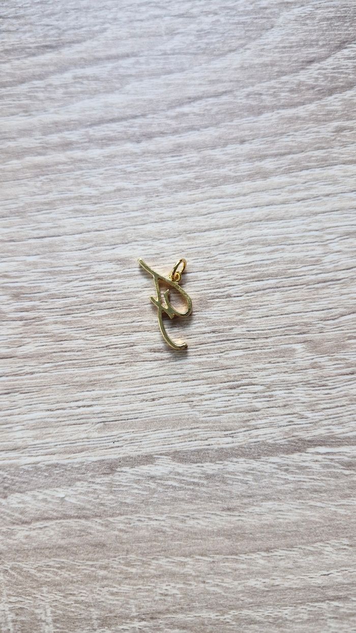 Pendentif fantaisie initial "F" en métal doré - photo numéro 2