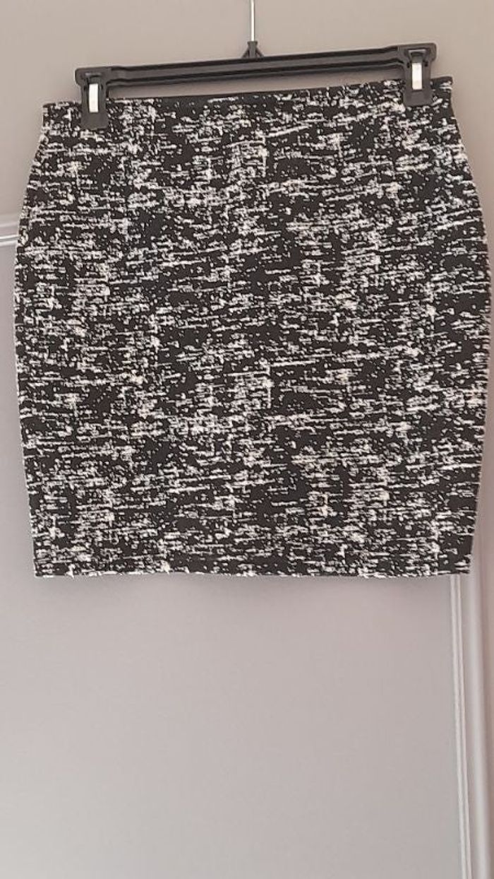 Jupe dessus du genou chiné noire et blanc stretch et élastique