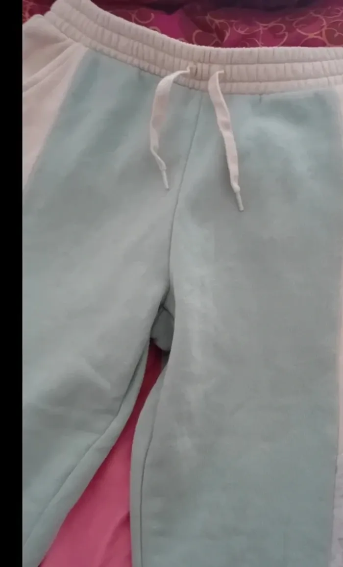 Très joli pantalon de jogging Kiabi 10 ans en très bon état - photo numéro 3