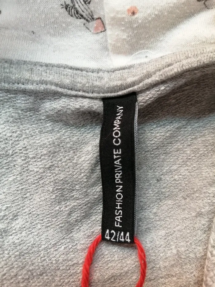 Sweat à capuche de pyjama gris avec message brodé / fashion private company / (42-44) - photo numéro 8