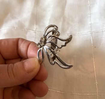 Broche argentée et strass 4 cm