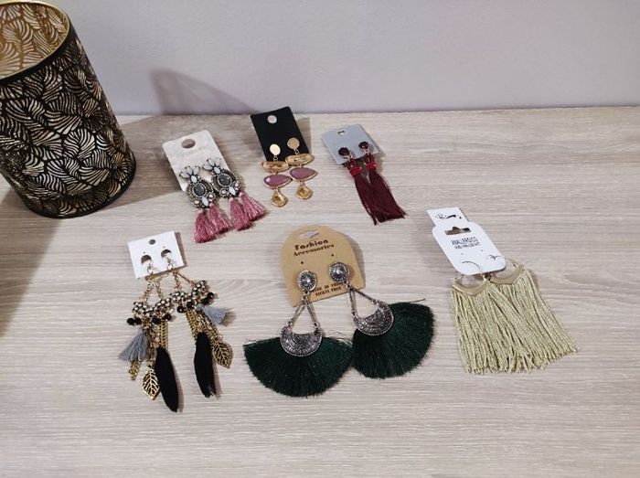 Lot de 6 boucles d'oreille avec strass, pompons, plumes etc, TBE jamais mises!