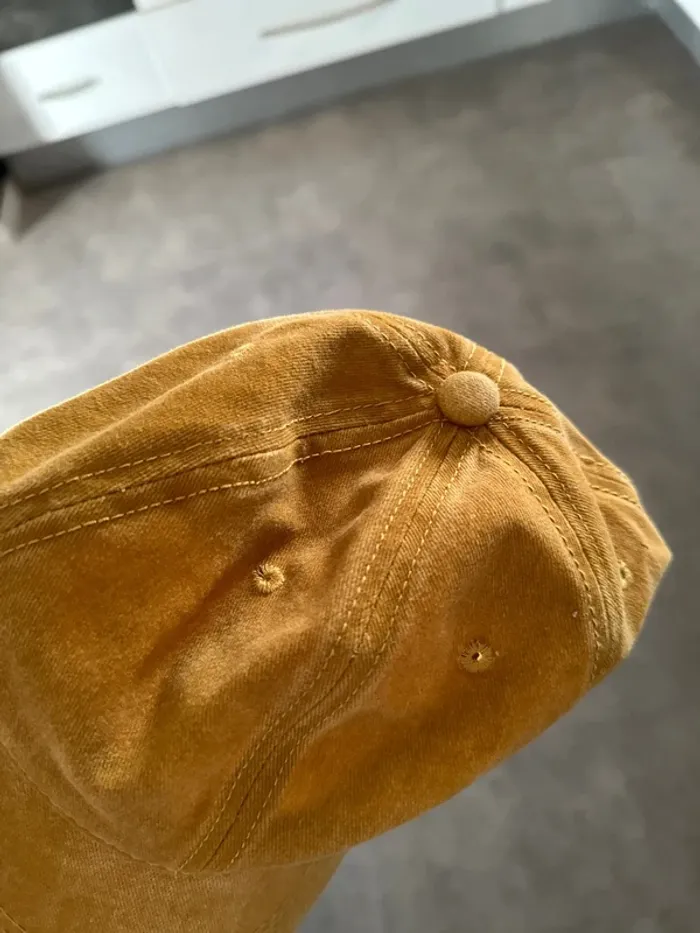 Casquette jaune - photo numéro 6