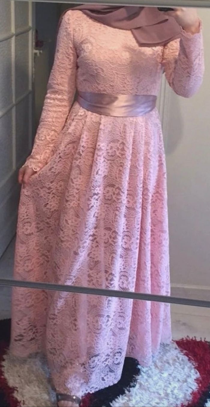 Robe en dentelle à manches longues