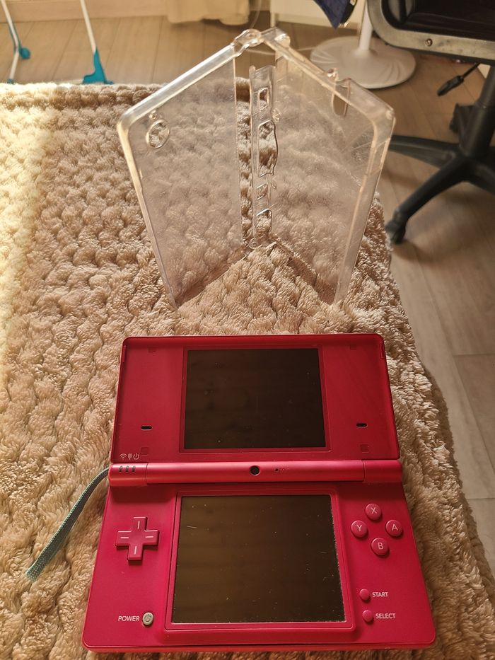 Vends Nintendo ds light rose fushia  avec un jeu et la carte r4 contenant plein de jeux , vendu sans chargeur - photo numéro 3