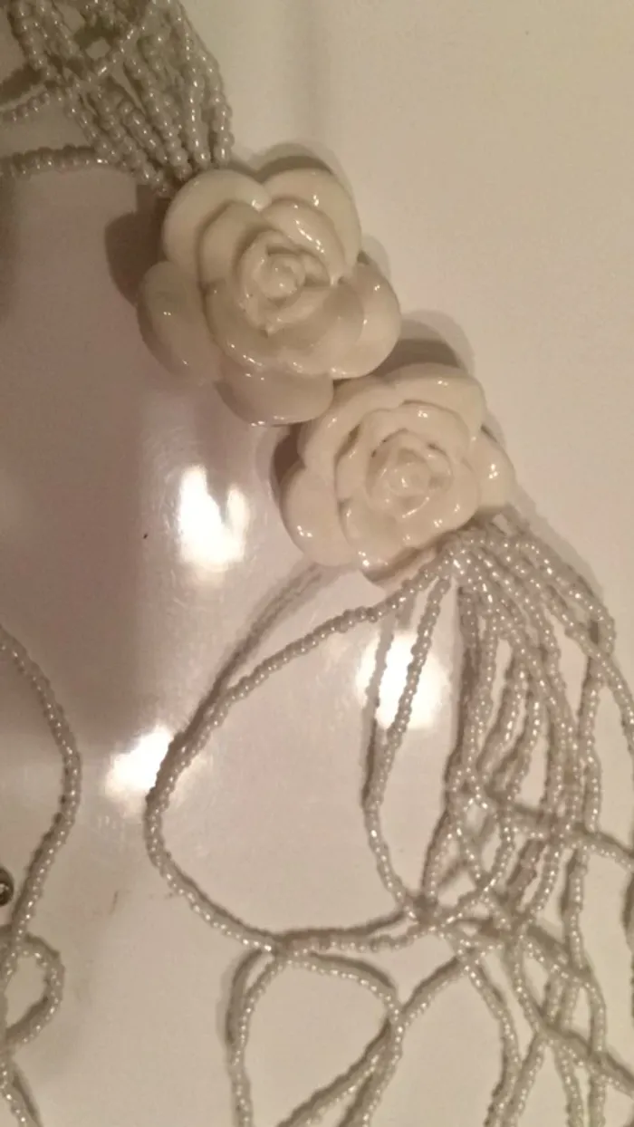 Sautoir en perles fleurs blanches
