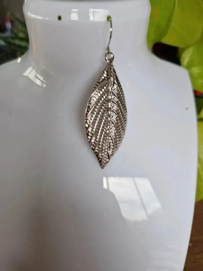 Boucles d'oreilles fantaisies argentées plumes - photo numéro 3