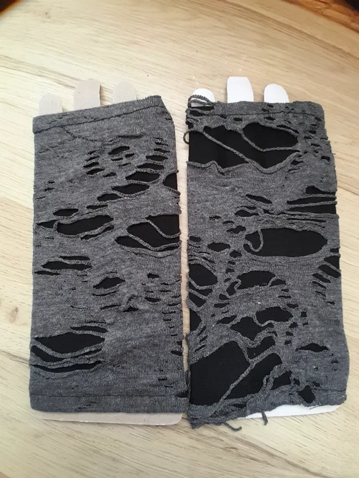Gants style déchirés, gris et noirs, style Gothiques - photo numéro 4