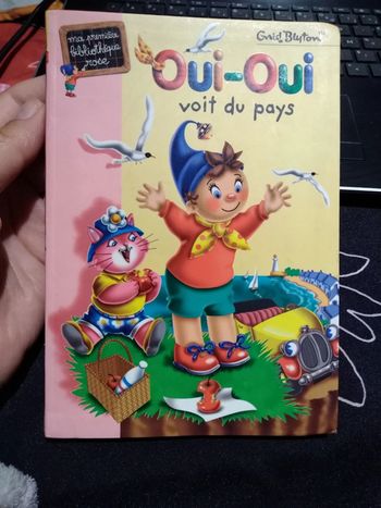 Livre Oui-oui voit du pays