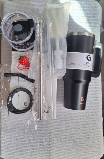 Gourde isotherme ou mug avec ces 9 accessoires. 